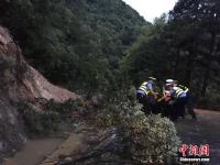 江西庐山现8级以上雷雨大风 公路发生山体滑坡