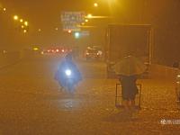 武汉再遭100毫米以上强暴雨 雨滴密如珠帘