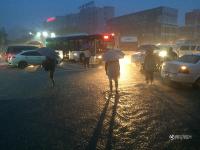 武汉再遭100毫米以上强暴雨 雨滴密如珠帘