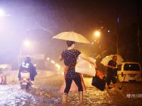 武汉再遭100毫米以上强暴雨 雨滴密如珠帘