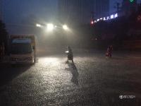 武汉再遭100毫米以上强暴雨 雨滴密如珠帘