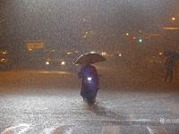 武汉再遭100毫米以上强暴雨 雨滴密如珠帘
