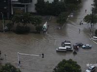 武汉再遭100毫米以上强暴雨 雨滴密如珠帘