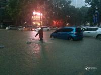 武汉再遭100毫米以上强暴雨 雨滴密如珠帘