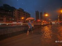 武汉再遭100毫米以上强暴雨 雨滴密如珠帘