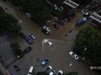 武汉再遭100毫米以上强暴雨 雨滴密如珠帘