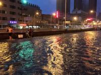 武汉再遭100毫米以上强暴雨 雨滴密如珠帘