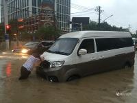 武汉再遭100毫米以上强暴雨 雨滴密如珠帘