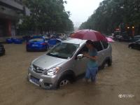 武汉再遭100毫米以上强暴雨 雨滴密如珠帘