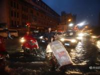 武汉再遭100毫米以上强暴雨 雨滴密如珠帘