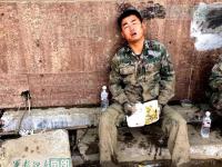 “95后”抗洪战士双手磨出5个洞 泥沙钻入肉中