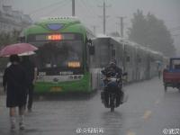 武汉沉湖破堤减压 公交车连夜转移上万村民