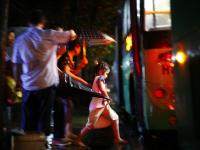 武汉沉湖破堤减压 公交车连夜转移上万村民