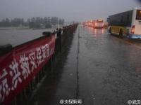 武汉沉湖破堤减压 公交车连夜转移上万村民