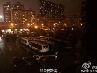 武汉沉湖破堤减压 公交车连夜转移上万村民