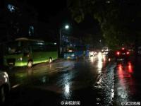 武汉沉湖破堤减压 公交车连夜转移上万村民