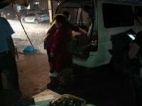 武汉沉湖破堤减压 公交车连夜转移上万村民