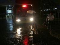 武汉沉湖破堤减压 公交车连夜转移上万村民
