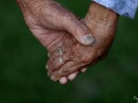 携手走过96年 夫妻双双过百岁