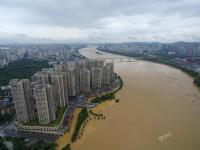 航拍广西柳江第二次洪峰 洪水淹路城市似孤岛