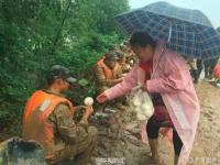 南京战士救灾无暇饮水 抬头喝雨水