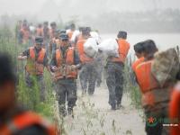 南京战士救灾无暇饮水 抬头喝雨水