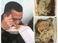 南京战士救灾无暇饮水 抬头喝雨水