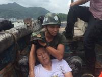 台风过后游客私登小岛被困 一人被浪卷走