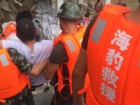 台风过后游客私登小岛被困 一人被浪卷走