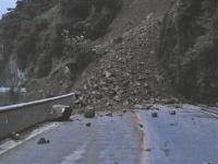 山体垮塌前1分钟 司机倒车10多米救了车上42人
