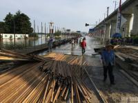 武汉汤逊湖淹水 路面开始铺设临时人行栈道