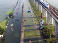 武汉汤逊湖淹水 路面开始铺设临时人行栈道
