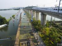武汉汤逊湖淹水 路面开始铺设临时人行栈道