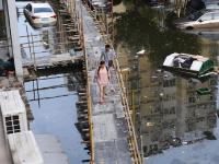 武汉被淹小区架2千米水上栈桥供居民出行