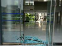 温度太高！重庆理工大学教学楼玻璃门热炸了