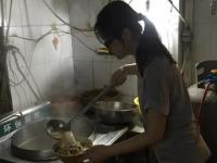 9年前她卖报救父 如今她想寻好心人请吃面