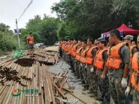 子弟兵在齐腰深水中搭“便民桥”