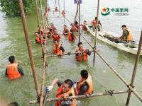 子弟兵在齐腰深水中搭“便民桥”