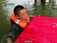 子弟兵在齐腰深水中搭“便民桥”