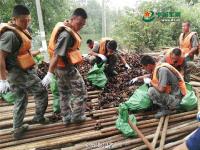 子弟兵在齐腰深水中搭“便民桥”