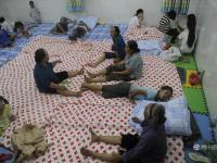 湖南连夜抢修中断焦柳线 工人露宿铁道边
