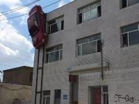 长春男子把轿车倒挂在3层楼墙面 让人大开眼界