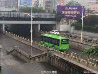 河北邢台暴雨中现“最牛”公交车掉头