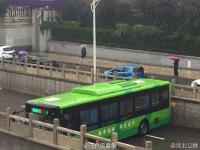 河北邢台暴雨中现“最牛”公交车掉头