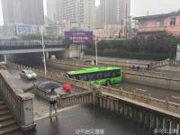 河北邢台暴雨中现“最牛”公交车掉头