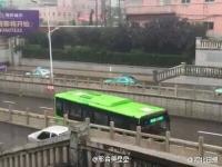 河北邢台暴雨中现“最牛”公交车掉头