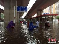 郑州暴雨致路面积水严重 行人如过河