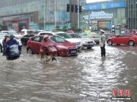 郑州暴雨致路面积水严重 行人如过河
