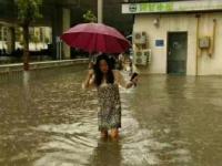 郑州暴雨致路面积水严重 行人如过河