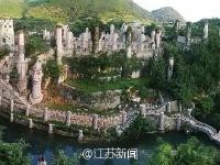 贵州老人花20年隐居山谷 打造